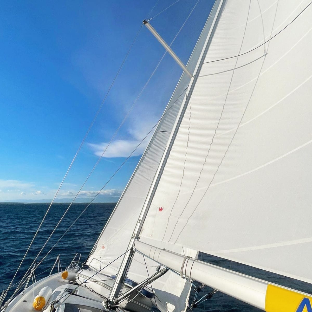 Segelboot auf der mittleren Adria vor Küstenlandschaft
